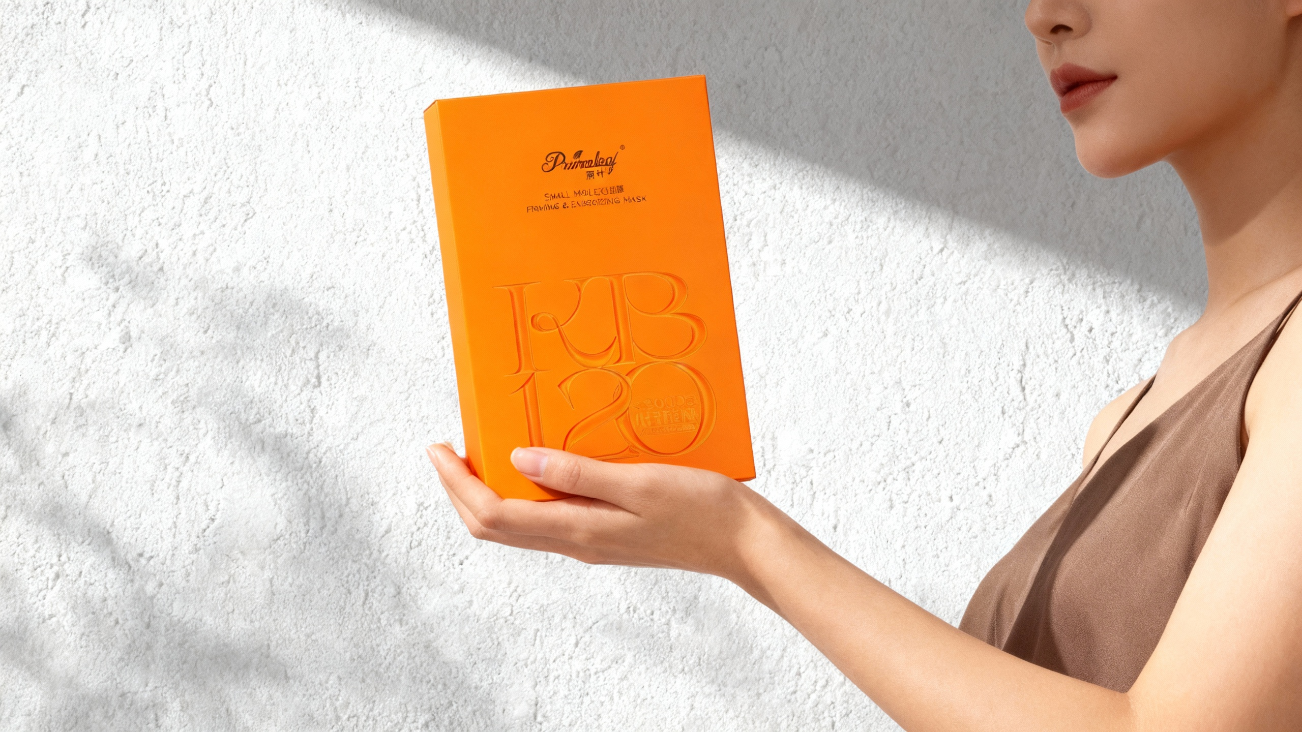 jimeng-2025-11-11-9242-写实风格特写镜头，平视角度拍摄；核心主体为参考图中的面膜，模特手托举产品，背景为...